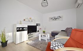Apartment Navy Near The Beach